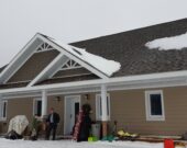 Bernard Proulx et son petit-fils Benoît sont devant la maison passive que M. Proulx a construite pour son fils en 2016. &mdash; Photo : Courtoisie 