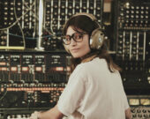 Ana Klimova (Alma Jodorowsky) devant sa console de production. &mdash; Photo : Capture d’écran
