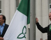 Donald O'Bonsawin et Michel Dupuis lors du lever du 40e anniversaire du drapeau. &mdash; Photo : Archives