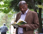 Melchior Mbonimpa a lu un extrait de son livre lors du lancement officiel le 10 septembre, sur le terrain du Carrefour francophone. &mdash; Photo : Julien Cayouette
