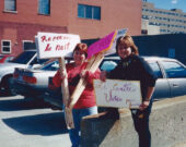 Deux participantes à la marche Reprenons la nuit en 1998. &mdash; Photo : Archives