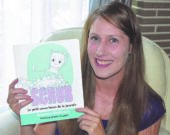 Suzanne Belliveau tient fièrement son livre. &mdash; Photo : Courtoisie