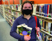 Lauren Coffin empruntant la série Les Filles de Caleb à la bibliothèque publique de Valley-East. &mdash; Photo : Marcus Coffin