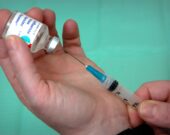 Des défis logistiques entourent la distribution du vaccin. &mdash; Crédit : CDC – Unsplash