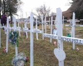 Une centaine de croix blanches sont maintenant plantées au coin des rues Paris et Brady dans le Grand Sudbury. Elles portent toutes le nom d’une personne qui a succombé à une surdose d’opioïde. Le mémorial a été organisé par Denise Sandul, les premières croix ont été fabriquées par Lynda Quenneville et Brian Keith. &mdash; Photo : Julien Cayouette