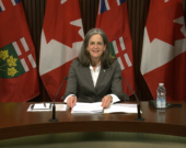 La Commissaire Kelly Burke en conférence de presse, présentant son premier rapport sur les services en français en Ontario. &mdash; Crédit : Unité des services en français – Ombudsman de l’Ontario