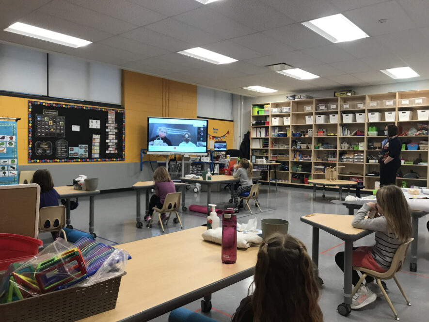 La classe de la maternelle à la 2e année écoute attentivement les annonces matinales. — Photos : Marie-Laure Daoust et Ava Young