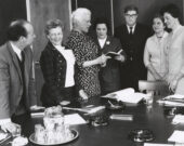 Les commissaires de la Commission royale sur la situation de la femme au Canada. Photo de W. H. Olson. Avec l’autorisation de Dominion Wide Photographs Limited. &mdash; Source : Bibliothèque et Archives Canada.