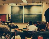 En 2019, l’OEEO analysait dans son enquête annuelle intitulée Transition à l’enseignement que «le taux de chômage au cours de la première année suivant l’obtention de l’autorisation d’enseigner est au moins cinq fois plus élevé pour les enseignants nouvellement arrivés au Canada que pour tout autre groupe d’enseignants nouvellement certifiés». &mdash; Crédit : Shubham Sharan – Unsplash