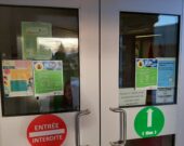 Avis et procédures en temps de COVID-19 aux portes de l’école Mgr-Rémi-Gaulin. &mdash; Crédit : Mireille Bergeron