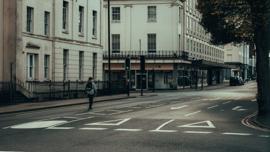 Moins à risque que d’autres segments de la population, mais tout aussi affectés par la pandémie, les jeunes ont des défis bien à eux depuis que la COVID-19 a éclaté en mars 2020. — Crédit : Alex Motoc – Unsplash