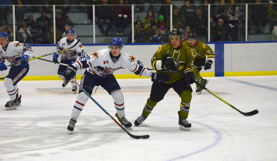 Un match entre les Canadiens de Rayside-Balfour et les Voodoos de Powassan en 2017 — Photo : Archives