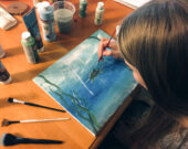 Lydia Raddon fait travailler sa créativité en peignant une image aquatique et pratique son œil créatif pour capter la lumière. &mdash; Photo : Meghan Raddon