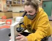 Fiona Anderson, élève de la 11e année et jeune femme déterminée à poursuivre une carrière en STIM, regardant dans un microscope. &mdash; Photo : Jadyn Zajac