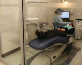 Les locaux de la clinique d’hygiène dentaire du Collège Boréal ont été rénovés afin de respecter les règles les plus strictes de santé publique pour accueillir des clients. Les nettoyages produisent des aérosols, alors leur propagation doit être contrôlée. &mdash; Photo : Courtoisie