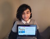 Gaia Dhatt avec un ordinateur qui montre la page d’introduction à son projet L’impact de la Covid-19 sur notre génération. &mdash; Photo : Page Facebook de l’École St-Denis
