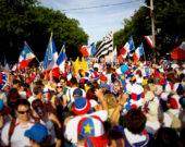 La fête acadienne du 15 août 2009 à Caraquet, avec drapeau acadiens visibles. &mdash; Crédit : Kevin de Moncton – Wikimedia Commons