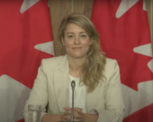 «Nos deux langues officielles ne sont pas à armes égales» a souligné la ministre Joly, en conférence de presse. &mdash; Crédit : Capture d’écran CPAC