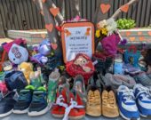 Un mémorial à la mémoire des enfants du pensionnat de Kamloops a été érigé devant le centre communautaire N’swakamok au centre-ville de Sudbury.   &mdash; Photo : Philippe Mathieu