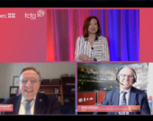 Le premier ministre du Québec, François Legault, et le président de la FCFA, Jean Johnson, ont signé simultanément la Charte d’engagement pour le rapprochement des francophonies canadiennes, ce jeudi 17 juin. &mdash; Crédit : Capture d’écran – Francopresse