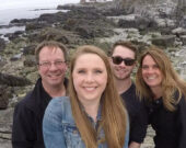 Breanna Plourde (avant-plan) aux côtés de son père Dave, son frère Brandon et sa mère Christine (de gauche à droite) &mdash; Photo : breannaplourdememorialfund.com