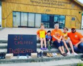 Gaëtan Baillargeon, originaire de Constance Lake et conseiller municipal de Hearst, s'est rendu à la scierie patrimoniale avec sa famille pour déposer une paire de soulier en mémoire d'enfants autochtones. De gauche à droite : sa fille, son neveu, sa mère Susan Baillargeon et son fils Hunter.  &mdash; Crédit : Page Facebook de Gaëtan Baillargeon