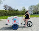 Julia Lemire dit ne pas avoir trop de difficulté à se promener avec sa bicyclette-glacière, mais évite les pentes trop abruptes. &mdash; Photo : Courtoisie
