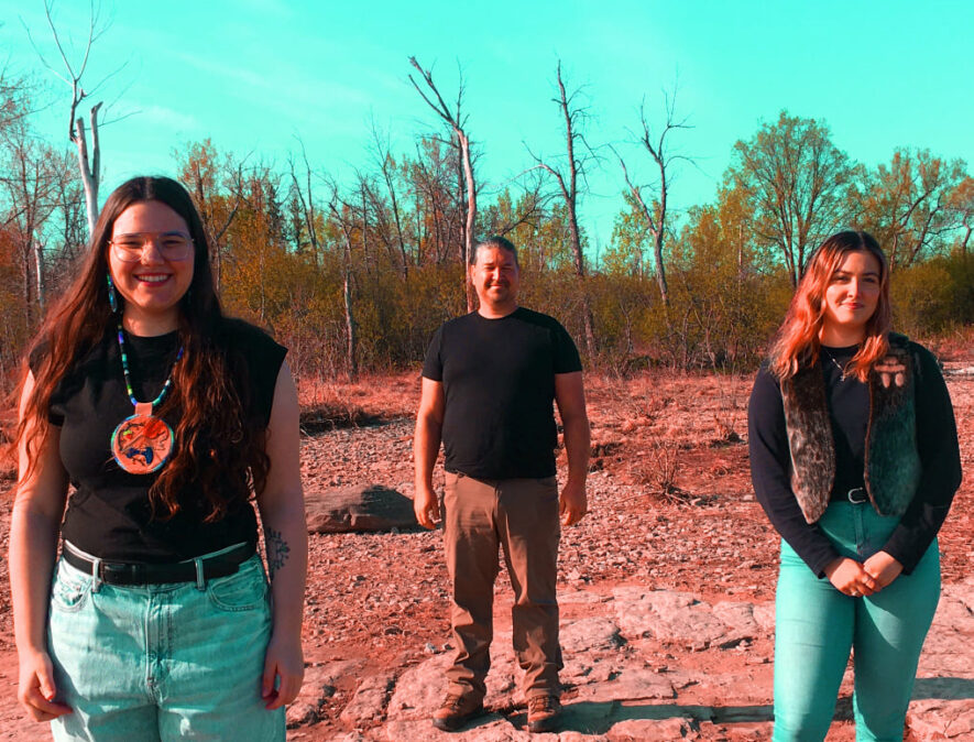 Pagayons ensemble est animé par Page Chartrand, Anishnabée du Grand Sudbury, le Métis Christian Pilon et l’Inuk (Inuite) Émilie Stanton-Bursey animent pagayons ensemble. — Photo : Courtoisie de Pagayons ensemble