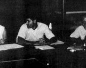 Trois membres de l'Association d'éducation de l'Ouest Nipissing lors de la réunion du 21 juillet 1971 : Denise Giroux, secrétaire, Edgard Gagné, président, et Nelson Cholette.  &mdash; Photo : Archive