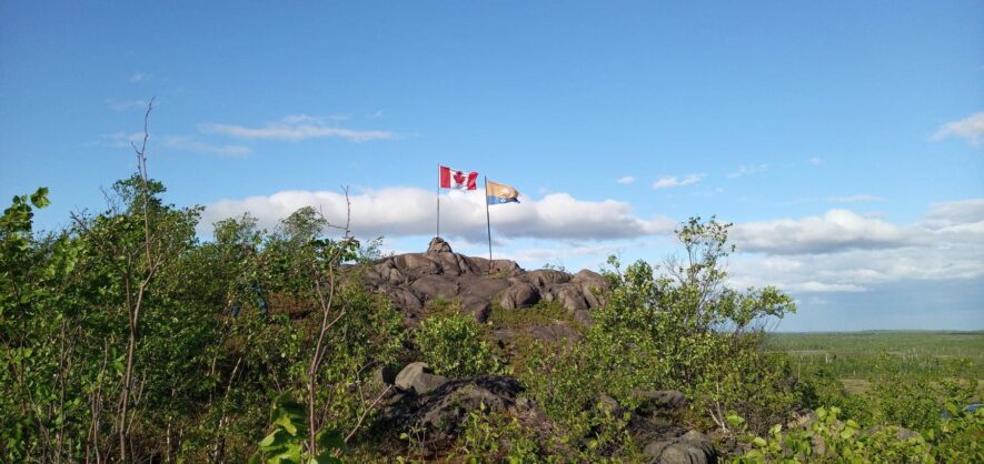 Les drapeaux installés sur la colline du sentier Voyageurs à Azilda. — Photo : Page Facebook RAC Azilda