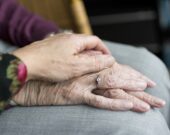 Celles et ceux qui s’occupent d’ainés en situation de dépendance sont au bord de l’épuisement depuis le début de la pandémie. Pour les proches aidants francophones en situation minoritaire, bénéficier de soutien dans leur langue maternelle peut se révéler un parcours du combattant. &mdash; Crédit : Sabine van Erp – Pixabay