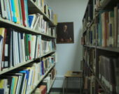 Une partie de la bibliothèque du CFOF qui sera transféré à la Place des Arts. Au fond, le portrait du fondateur, le père Germain Lemieux. &mdash; Photo : Julien Cayouette