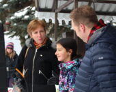 Sophia Mathur entourée des députés France Gélinas et Paul Lefebvre lors de l’une des premières grèves de Fridays for Future à Sudbury en 2018. &mdash; Photo : Archives
