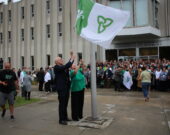 Lever du drapeau franco-ontarien devant l'Université de Sudbury en 2019. &mdash; Photo : Archives