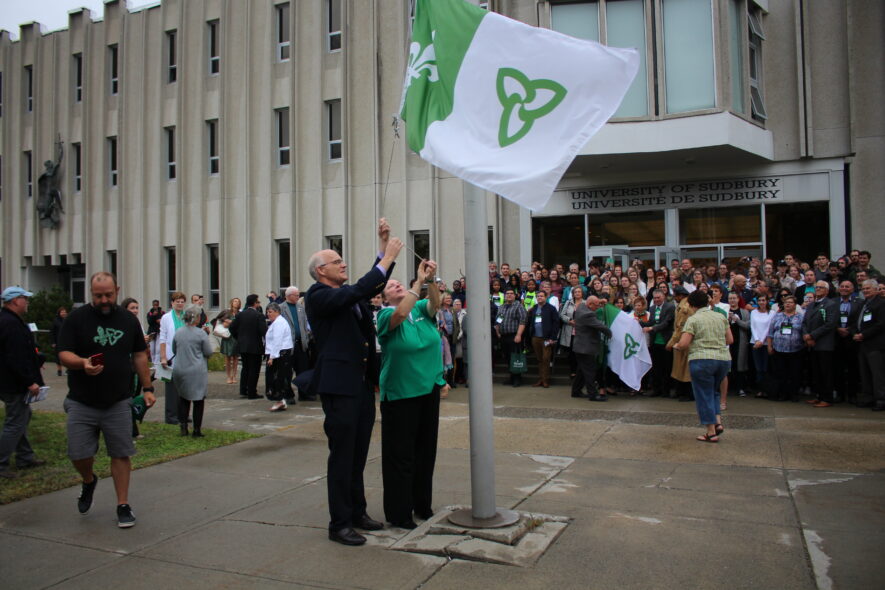 Lever du drapeau franco-ontarien devant l'Université de Sudbury en 2019. — Photo : Archives
