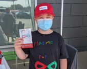 Heydan Morrison est un jeune garçon de Sault-Ste-Marie qui aura besoin d’un médicament à base de plasma pour le reste de sa vie. Il a montré sa reconnaissance envers les donneurs lors du premier anniversaire de la clinique en créant une carte et un chandail de remerciement. &mdash; Photos : Julien Cayouette