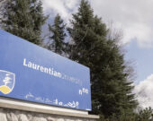 L'animation à la fin de la pièce <em>Quoi si moé 'ssi j'viens du Nord, 'stie,</em> présenté par les étudiantes du défunt programme de théâtre de l'Université Laurentienne. &mdash; Photo : Capture d'écran - infographie par Mathieu Séguin