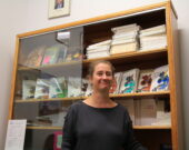 La conteuse Éveline Ménard devant la collection de contes qu’elle a consultée pendant 10 jours. &mdash; Photo : Julien Cayouette