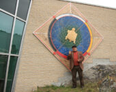 L’artiste Will Morin présente sa création placée à l’extérieur du Collège Boréal. &mdash; Photo : Julien Cayouette
