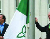 Donald Obonsawin et Michel Dupuis lors du 40e anniversaire du drapeau franco-ontarien. &mdash; Photo : Archives Voyageur