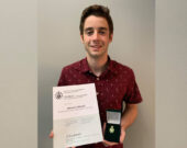 Sébastien Whissel et sa Médaille académique du Gouverneur général &mdash; Photo : Courtoisie