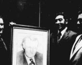 Baxter Ricard offre une photographie de son père, Félix Ricard au  vice-président du Conseil des Écoles Séparées de Sudbury, Aurèle Poulin, et au directeur de l’école, Jacques Lachapelle. &mdash; Photo : Archives