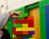 Le développement de l’identité culturelle d’un enfant se fait à partir de la naissance. Au début, l’enfant se contente de «recevoir» les blocs de construction et de les placer comme on le lui indique. &mdash; Crédit : La-Rel Easter – Unsplash