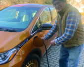 Don Raddon branche son véhicule électrique à la maison. &mdash; Photo : Mary Raddon