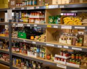 La banque alimentaire de Kapuskasing fonctionne comme un mini marché où la clientèle choisit les denrées qu’elle utilisera au cours du mois. &mdash; Photo : Unsplash - Aaron Doucett