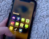 Une image mettant en évidence un téléphone portable avec différentes applications des médias sociaux. &mdash; Photo : Amélie Éthier