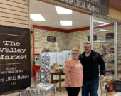 Jason et Lianne Roy devant leur nouvelle boutique dans le Hanmer Valley Shopping Centre.  