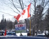Les manifestants à North Bay qui attendaient le convoi le 28 janvier. &mdash; Photo : Éric Boutilier