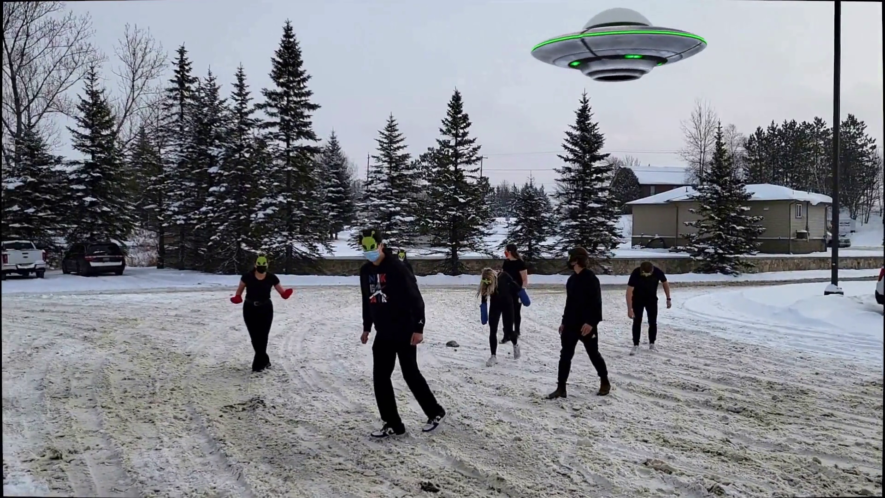 Les élèves se sont déguisés en extraterrestres pour faire visiter l’école en vidéo. &mdash; Photo : Courtoisie