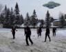 Les élèves se sont déguisés en extraterrestres pour faire visiter l’école en vidéo. &mdash; Photo : Courtoisie